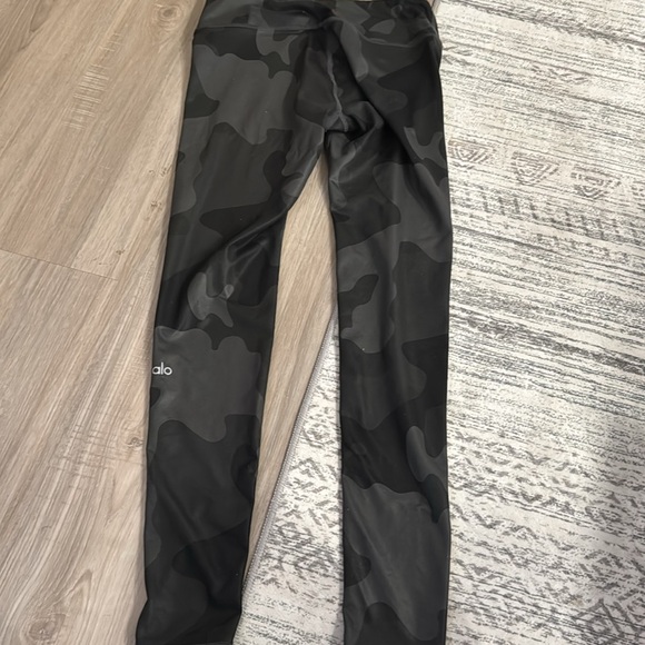 Alo Yoga black camouflage leggings size small - Picture 6 of 7